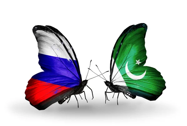 Deux papillons avec des drapeaux de la Russie et du Pakistan sur les ailes — Photo