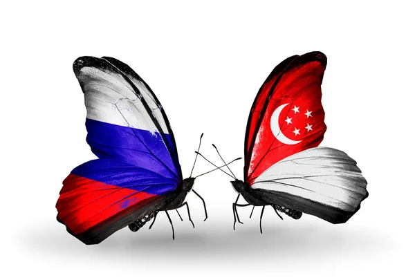 Dos mariposas con banderas de Rusia y Singapur en alas — Foto de Stock