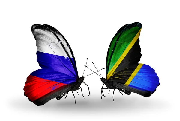 Dos mariposas con banderas de Rusia y Tanzania en alas — Foto de Stock