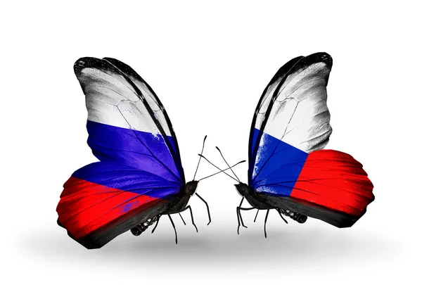 Dva motýli s vlajkami Ruska a České na křídlech — Stock fotografie