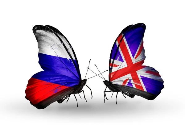 Dos mariposas con banderas de Rusia y Reino Unido en alas — Foto de Stock