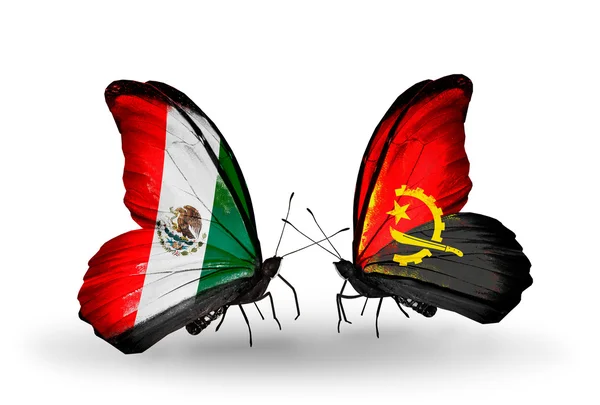 Twee vlinders met vlaggen van mexico en angola op vleugels — Stockfoto