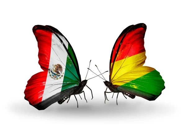 Twee vlinders met vlaggen van mexico en bolivia op vleugels — Stockfoto