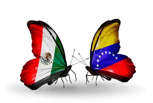 Twee vlinders met vlaggen van mexico en venezuela op vleugels — Stockfoto