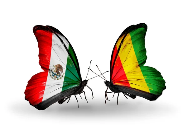 Dos mariposas con banderas de México y Guinea en alas — Foto de Stock