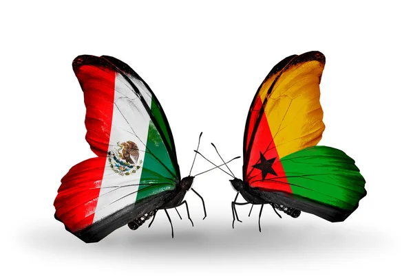 Dos mariposas con banderas de México y Guinea Bissau en alas — Foto de Stock