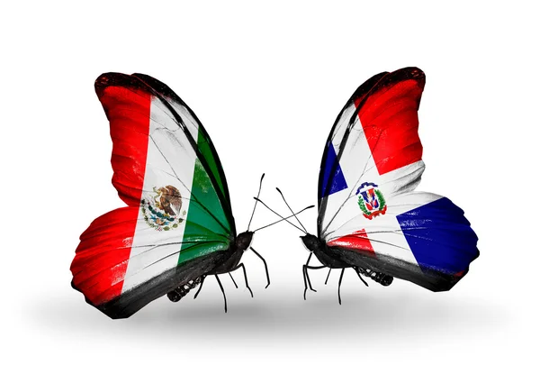 Twee vlinders met vlaggen van mexico en dominicana op vleugels — Stockfoto