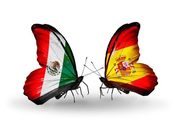 Twee vlinders met vlaggen van mexico en Spanje op vleugels — Stockfoto