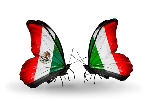 Dos mariposas con banderas de México e Italia en alas — Foto de Stock
