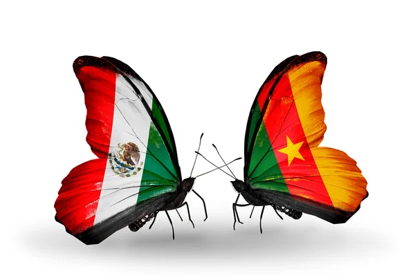 Due farfalle con bandiere di Messico e Camerun su ali — Foto Stock