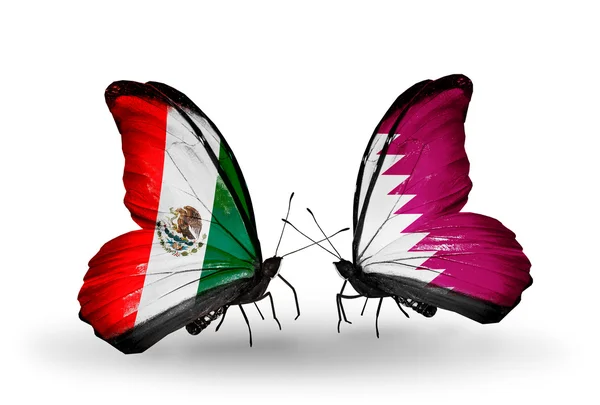 Dos mariposas con banderas de México y Qatar en alas — Foto de Stock