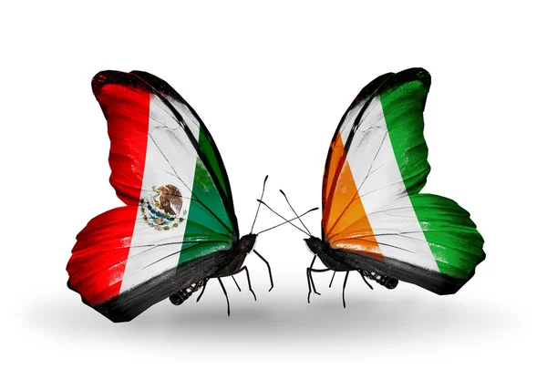 Dos mariposas con banderas de México y Cote Divoire en alas — Foto de Stock