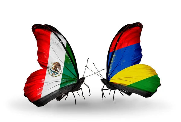 Twee vlinders met vlaggen van mexico en mauritius op vleugels — Stockfoto