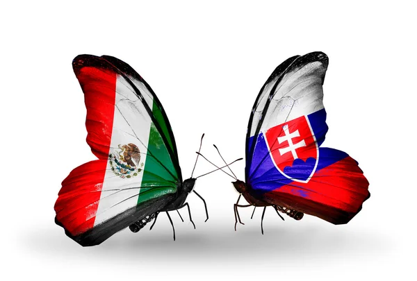 Twee vlinders met vlaggen van mexico en Slowakije op vleugels — Stockfoto