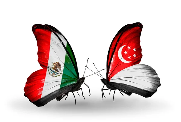 Dva motýli s vlajkami, Mexika a Singapuru na křídlech — Stock fotografie