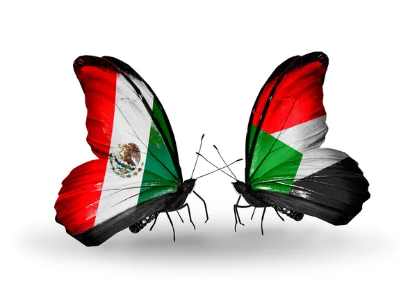 Duas borboletas com bandeiras do México e Sudão em asas — Fotografia de Stock