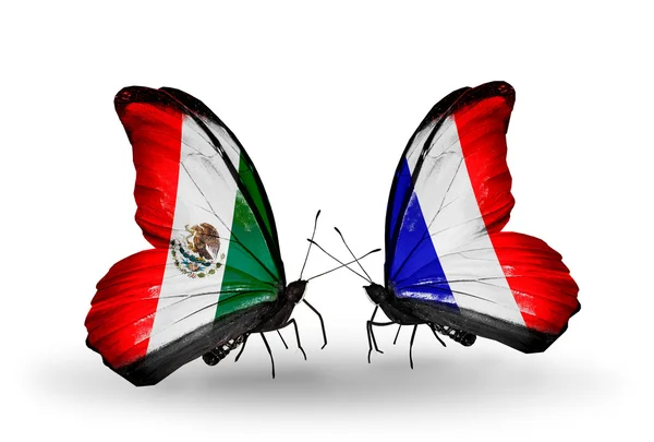 Twee vlinders met vlaggen van mexico en Frankrijk op vleugels — Stockfoto