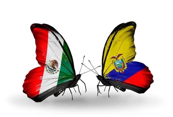 Twee vlinders met vlaggen van mexico en ecuador op vleugels — Stockfoto