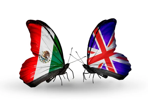 Zwei Schmetterlinge mit mexikanischen und britischen Flaggen auf Flügeln — Stockfoto