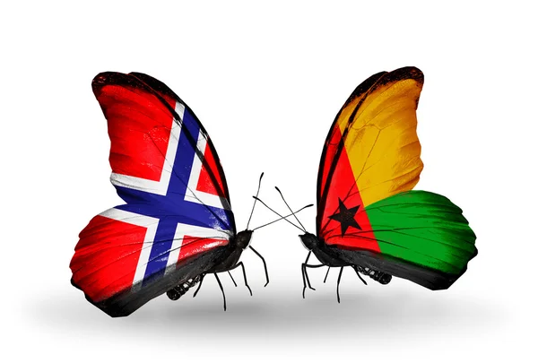 Vlinders met Noorwegen en Guinee bissau vlaggen op vleugels — Stockfoto