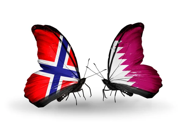 Mariposas con banderas de Noruega y Qatar en alas — Foto de Stock