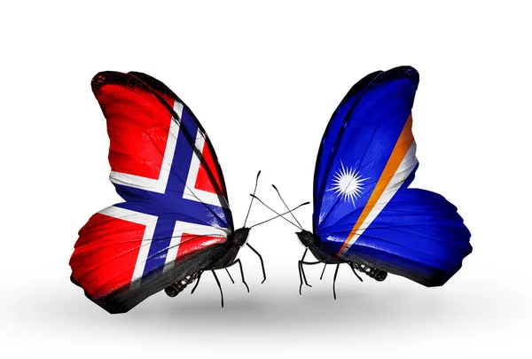 Mariposas con banderas de Noruega e Islas Marshall en alas — Foto de Stock