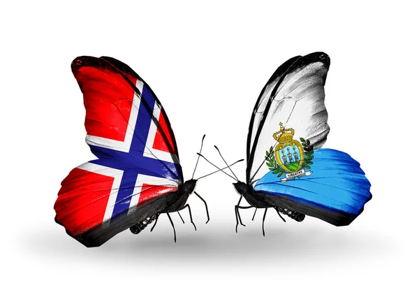 Motýli s příznaky Norsko a san marino na křídlech — Stock fotografie