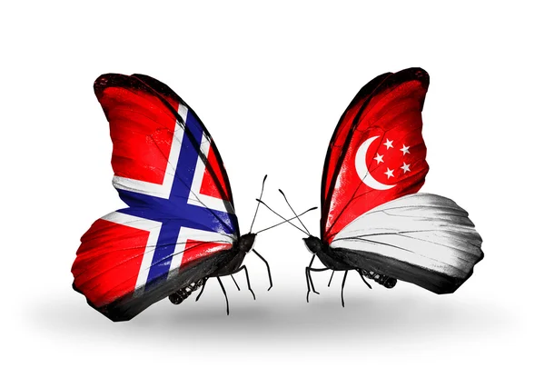 Papillons avec drapeaux Norvège et Singapour sur les ailes — Photo