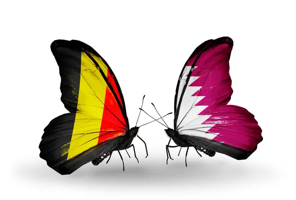 蝴蝶翅膀上的比利时和卡塔尔国旗 — 图库照片