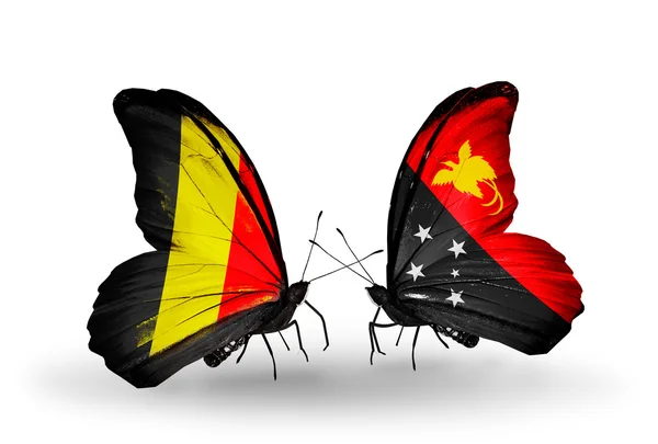 Vlinders met België en Papoea-Nieuw-guinea vlaggen op vleugels — Stockfoto