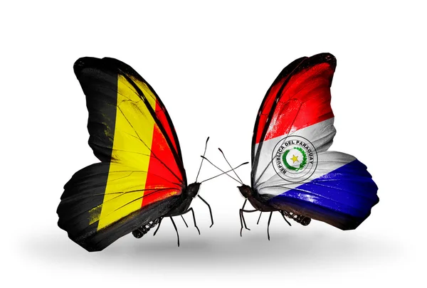 Schmetterlinge mit belgischen und paraguayischen Flaggen auf Flügeln — Stockfoto