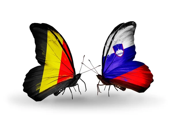 Mariposas con banderas de Bélgica y Eslovenia en alas — Foto de Stock