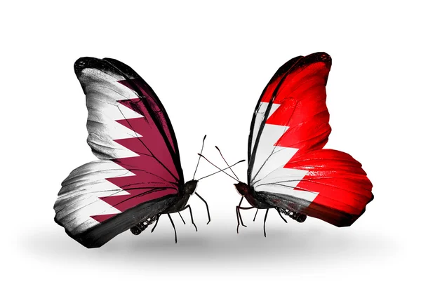 与卡塔尔和巴林的旗子，翅膀上的蝴蝶 — 图库照片