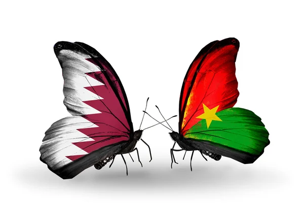 Vlinders met qatar en burkina faso vlaggen op vleugels — Stockfoto