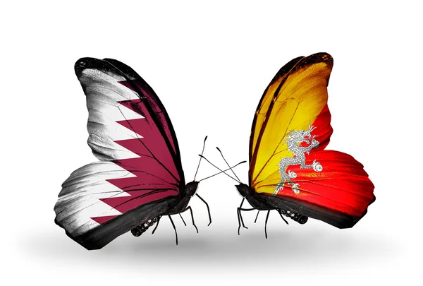 Borboletas com bandeiras do Qatar e Butão em asas — Fotografia de Stock