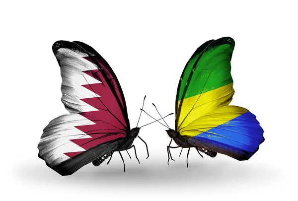 Papillons avec des drapeaux du Qatar et du Gabon sur les ailes — Photo