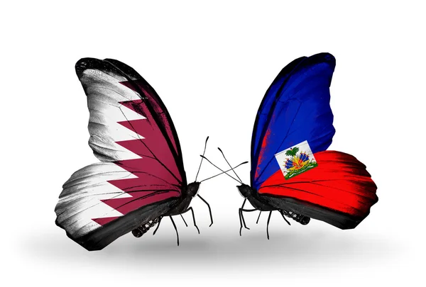 翼にカタールとハイチのフラグと蝶 — ストック写真
