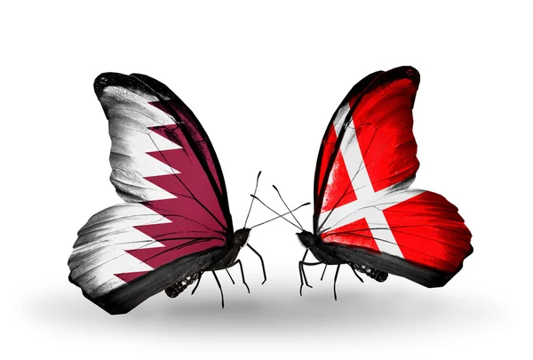 Papillons avec drapeaux Qatar et Danemark sur les ailes — Photo