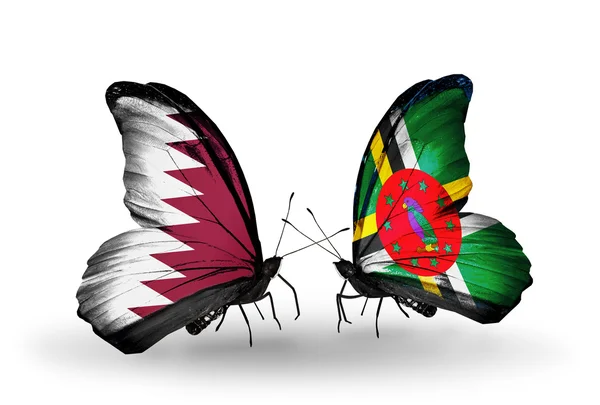 Kelebek kanatları üzerinde Katar ve Dominika bayraklı — Stok fotoğraf