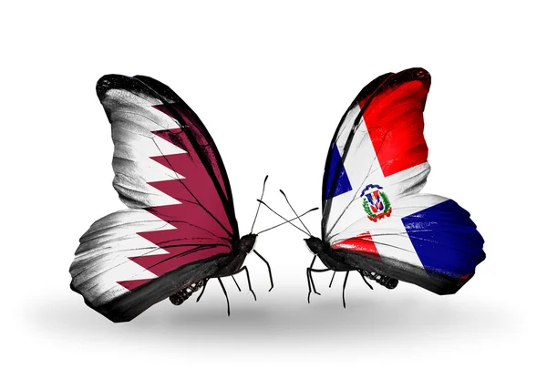 Mariposas con banderas de Qatar y Dominicana en alas — Foto de Stock