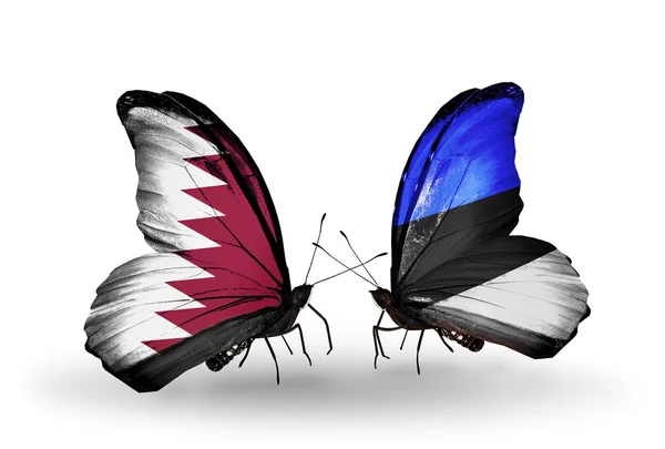 Mariposas con banderas de Qatar y Estonia en alas — Foto de Stock