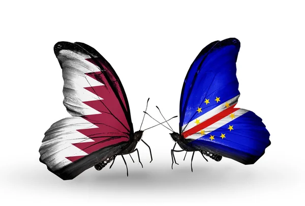 Vlinders met qatar en Kaapverdië vlaggen op vleugels — Stockfoto