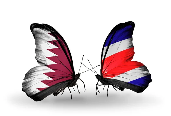 Papillons avec drapeaux Qatar et Costa Rica sur les ailes — Photo