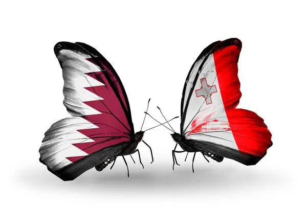 Vlinders met qatar en malta vlaggen op vleugels — Stockfoto