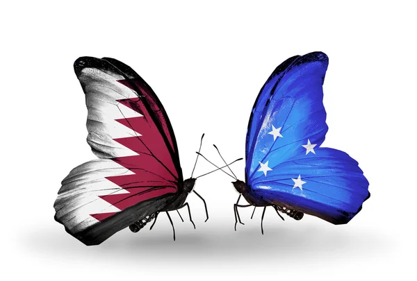 Papillons avec drapeaux Qatar et Micronésie sur les ailes — Photo