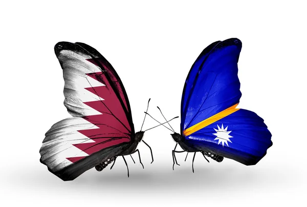 Бабочки с флагами Катара и Науру на крыльях — стоковое фото