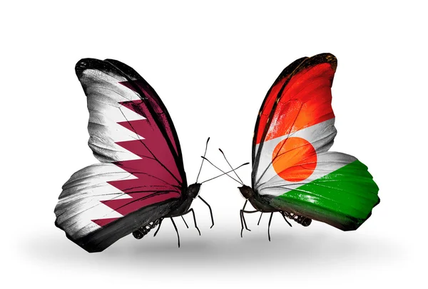 Pillangók szárnyain Katar és niger zászlókkal — Stock Fotó