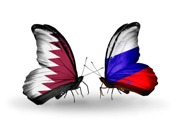 翼にカタールとロシアのフラグと蝶 — ストック写真