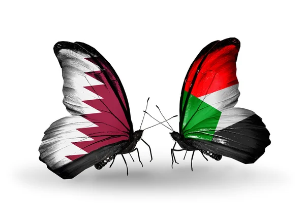 Vlinders met qatar en Soedan vlaggen op vleugels — Stockfoto