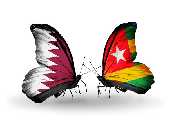 Mariposas con banderas de Qatar y Togo en alas —  Fotos de Stock